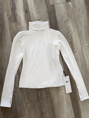 🤍NWT Alo Longsleeve Size Small